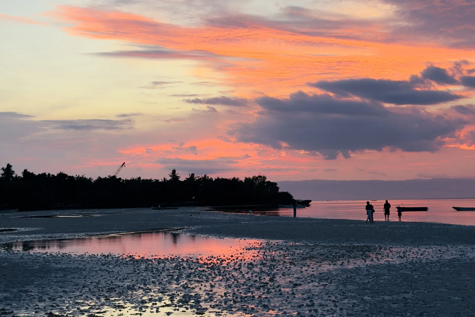Atardecer rosa sobre la costa de Panglao el día de nuestra llegada a Bohol