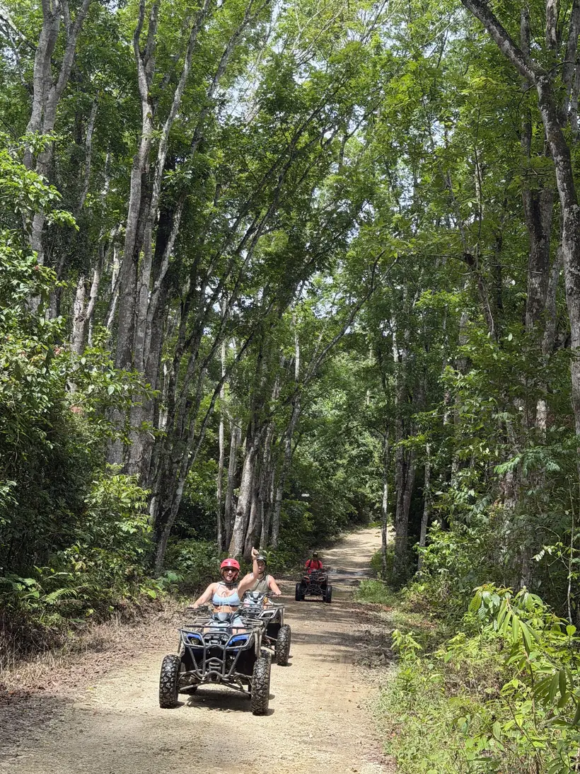 Ruta en ATV por el paisaje verde del interior de Bohol