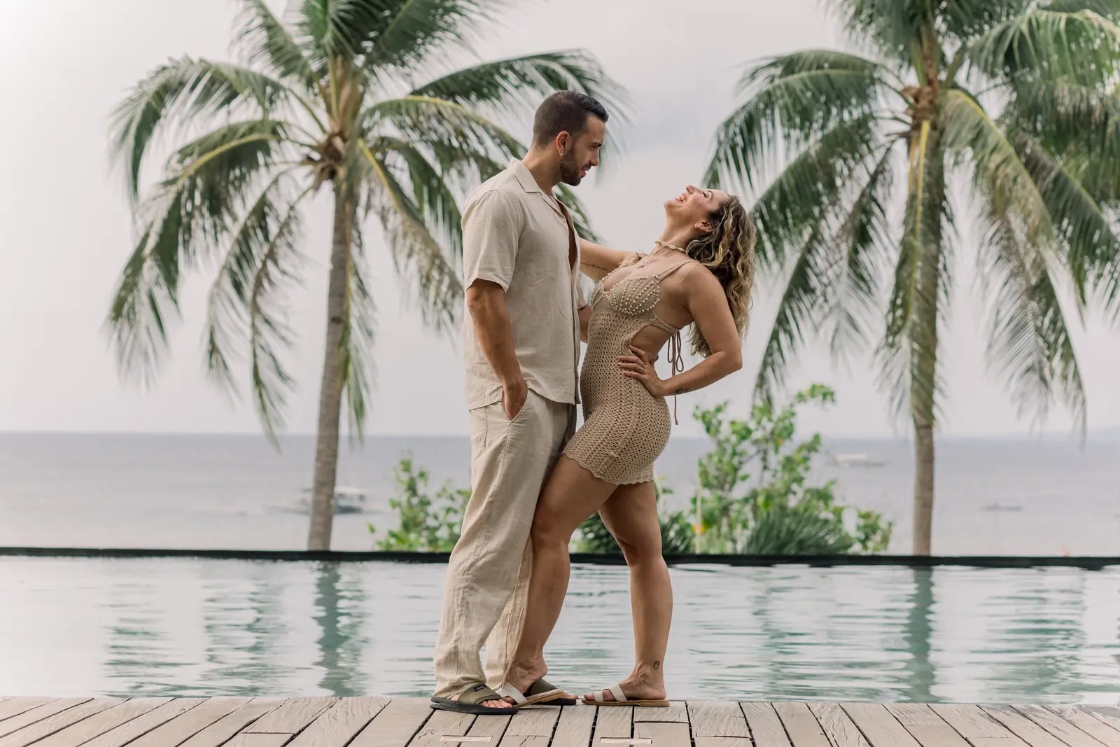 Cristina y Juan posando junto a la piscina del Modala Beach Resort durante la sesión de fotos del hotel