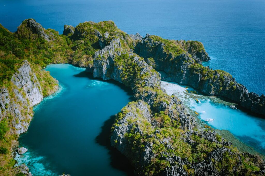 Vista aérea de la Big Lagoon de El Nido, entre acantilados de piedra caliza, en Palawan, Filipinas