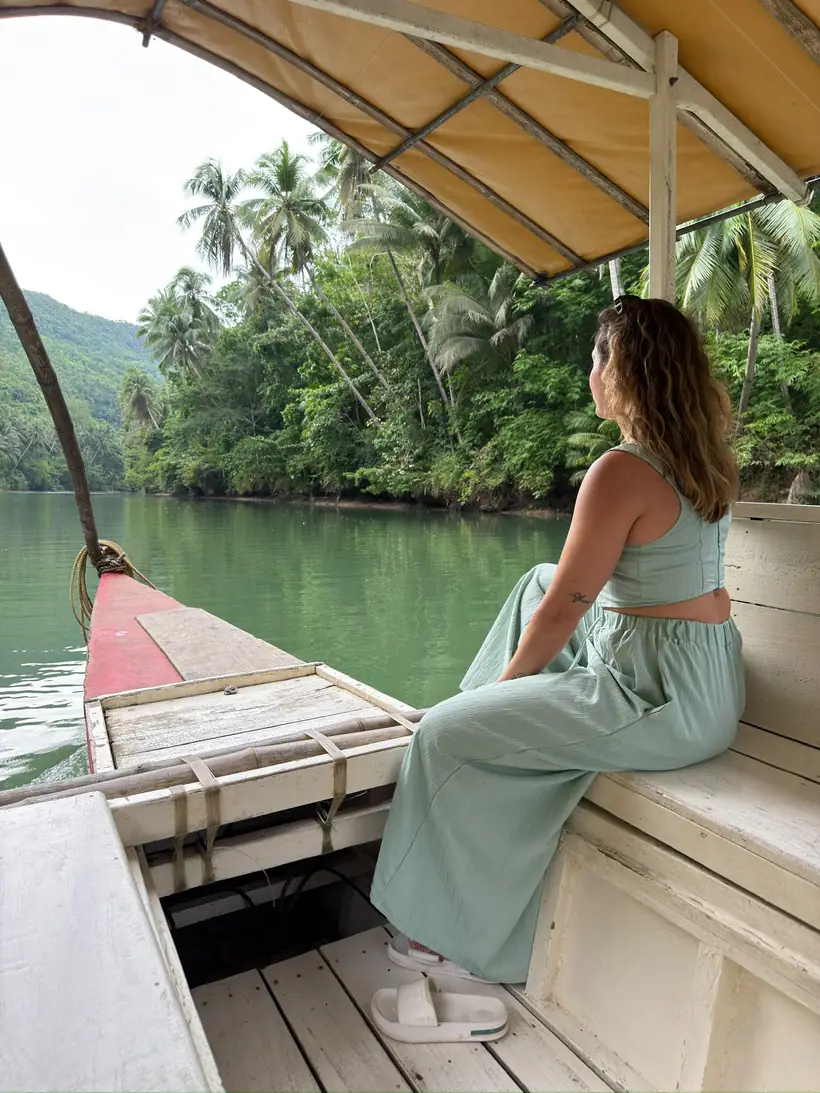 Cristina sentada en la banca durante el paseo privado por el río Loboc