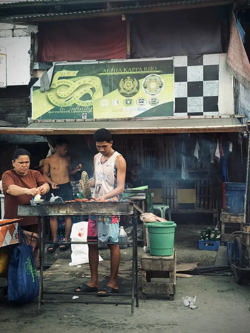 Puesto callejero de comida a la brasa