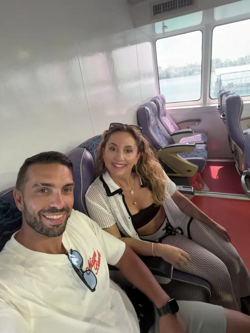 Cristina y Juan en los asientos de clase Business del ferry