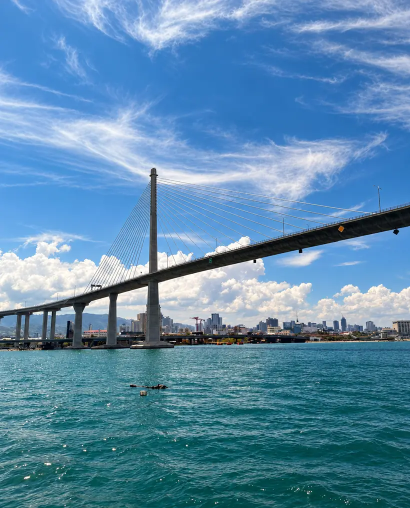 Puente sobre el mar visto desde el ferry al llegar a Cebú