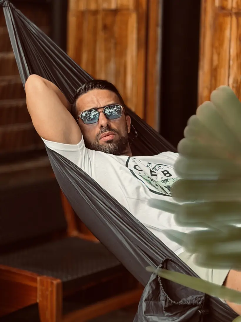 Juan descansando en la hamaca de la cabaña