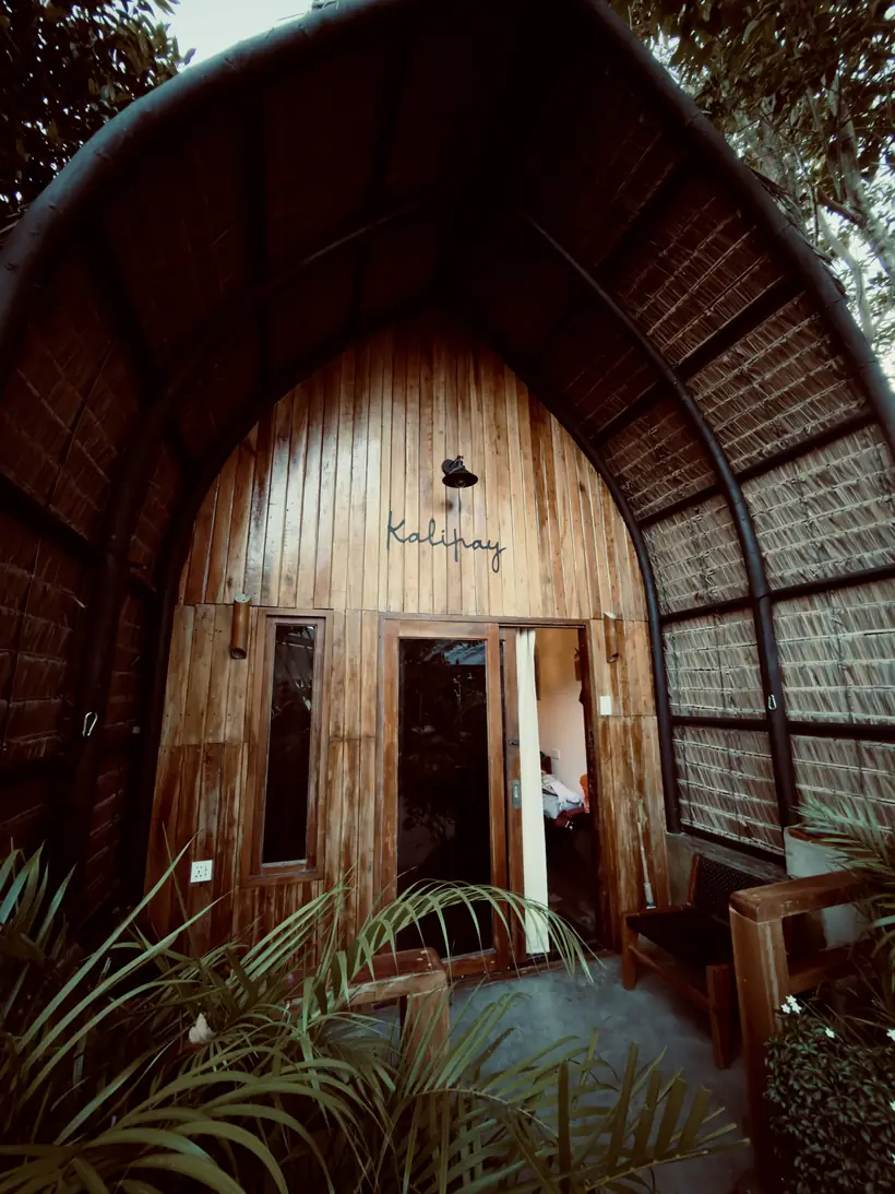 Fachada de madera de una cabaña de Maayong Hostel