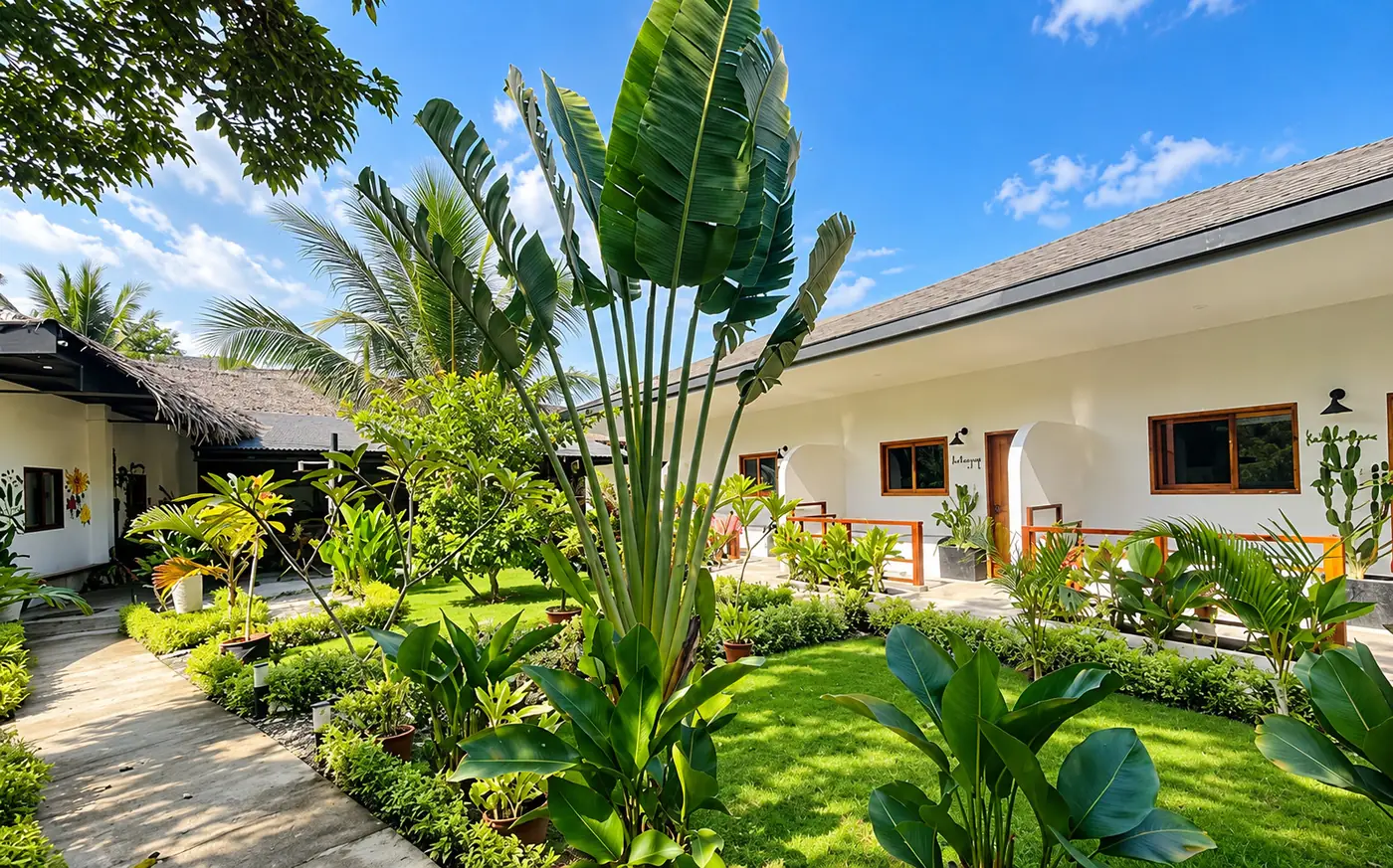 Jardín tropical y edificios de Maayong Hostel en Moalboal