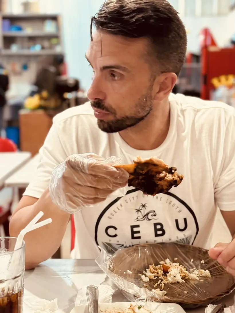 Juan comiendo con las manos, con guante de plástico