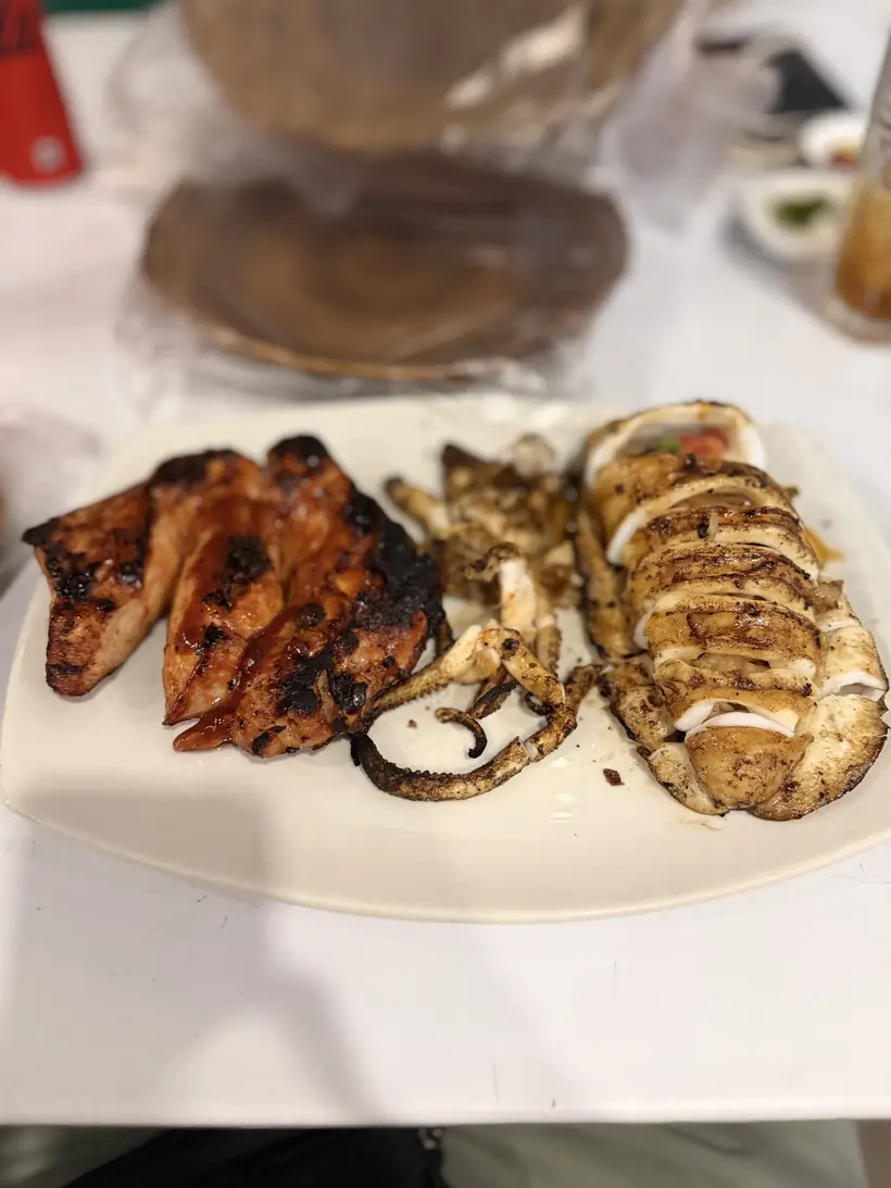 Plato de pescado y calamar a la brasa