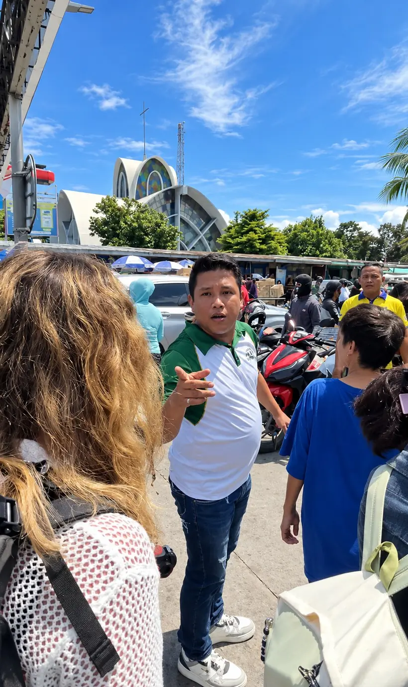 Varios conductores ofreciendo transporte a la salida del puerto de Cebú