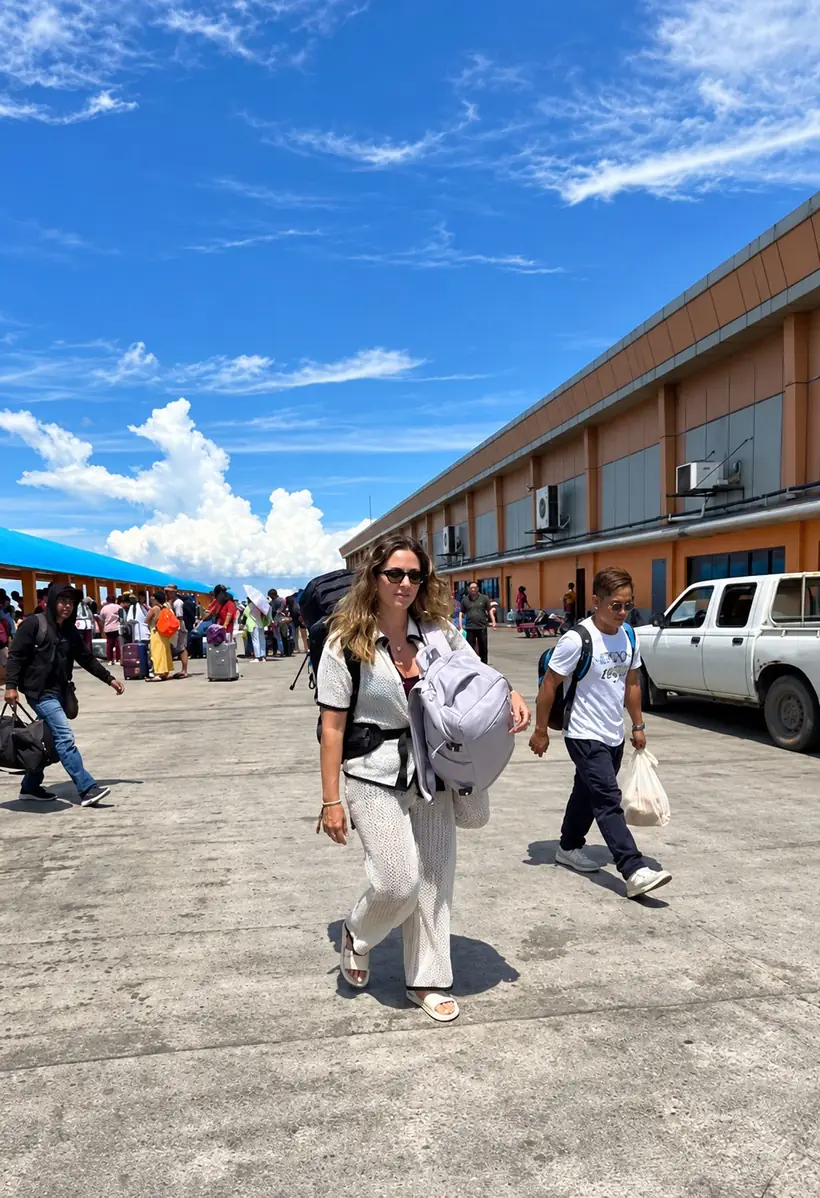 Cristina saliendo de la terminal del puerto de Cebú con el equipaje
