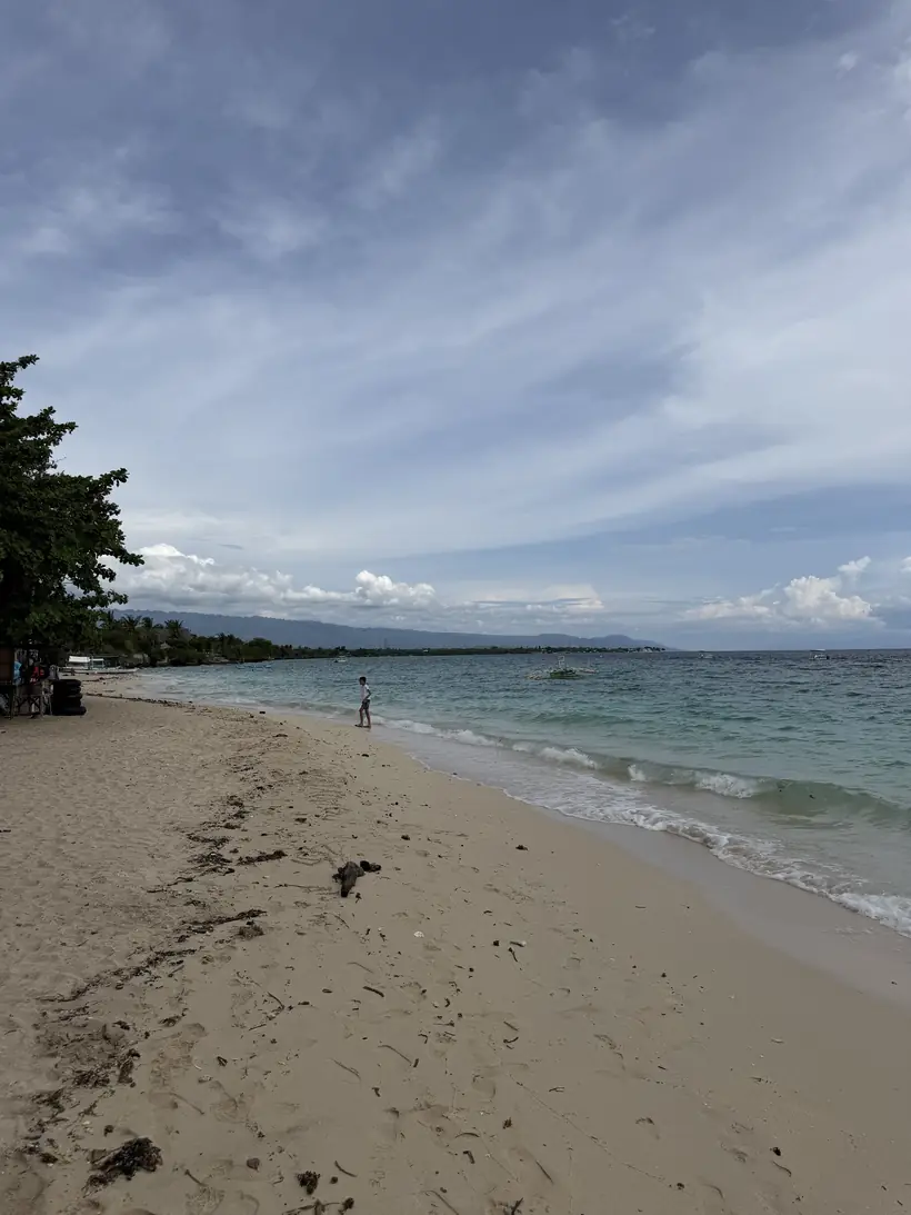 Basdaku White Beach en una tarde nublada