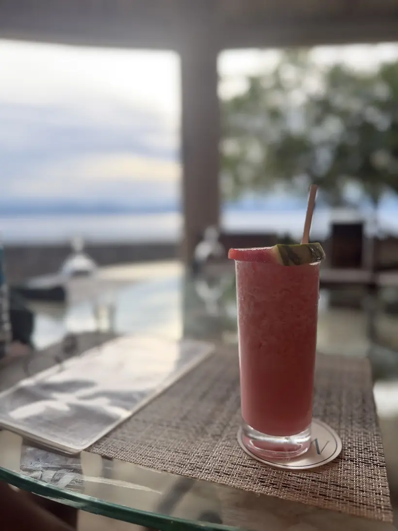 Zumo de sandía en una mesa con el mar al fondo