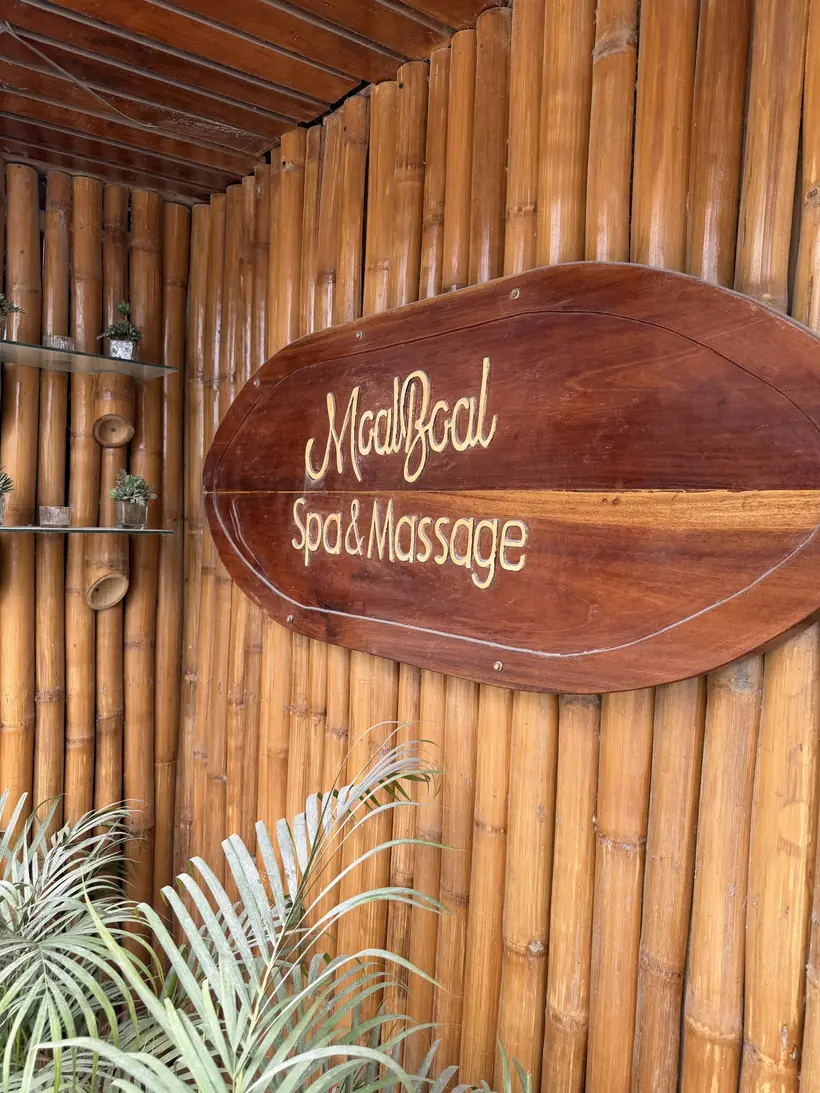 Letrero de madera de Moalboal Spa & Massage