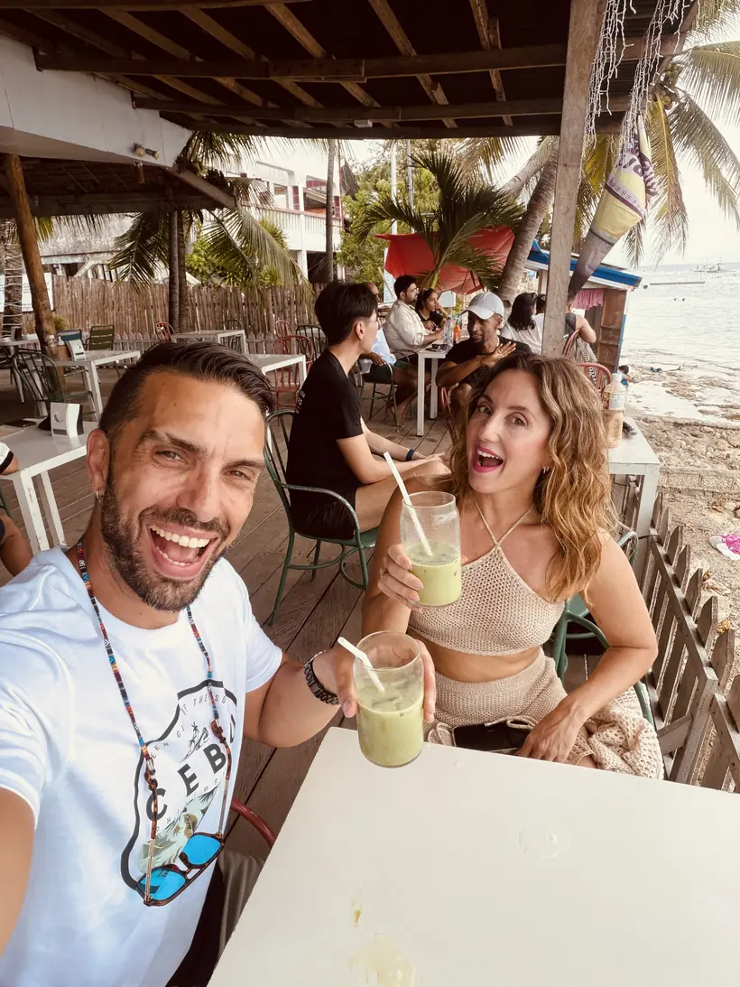 Cristina y Juan con sus bebidas en la terraza de Veranda Kitchen & Bar