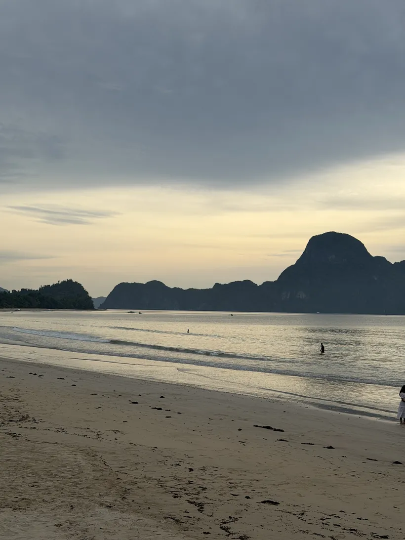 Playa de Lio con montañas de roca caliza en el horizonte