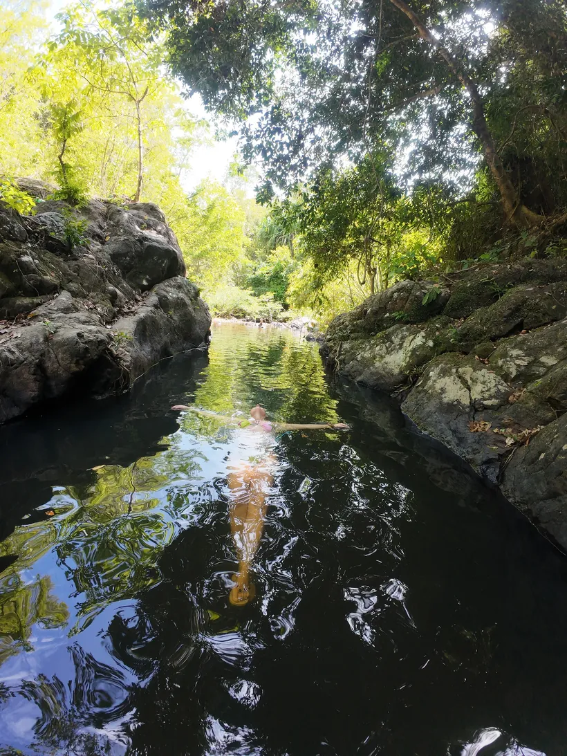 Río entre rocas y vegetación