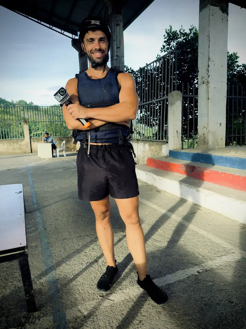 Juan con casco, chaleco y calzado de agua antes de empezar la ruta