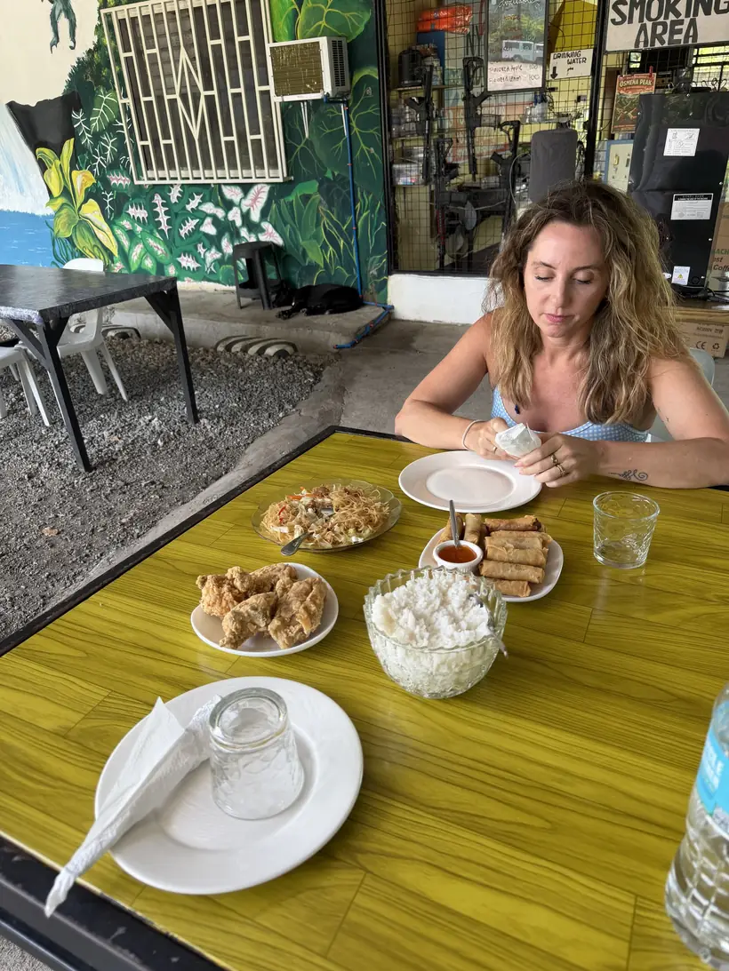Cristina sentada ante la comida casera al terminar la actividad