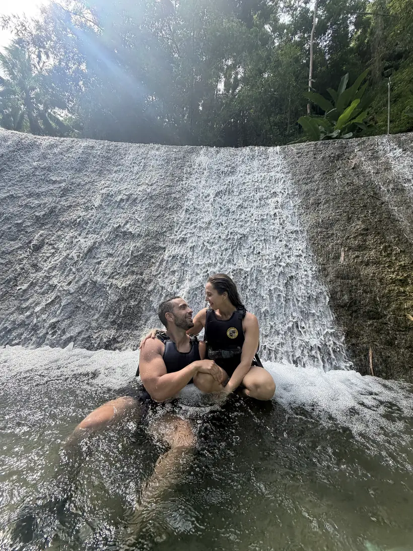 Los dos sentados bajo una cascada ancha