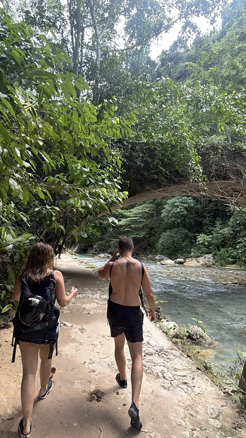Caminando por un sendero junto al río turquesa
