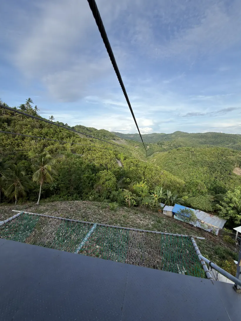Vista del valle verde desde la plataforma de la tirolina