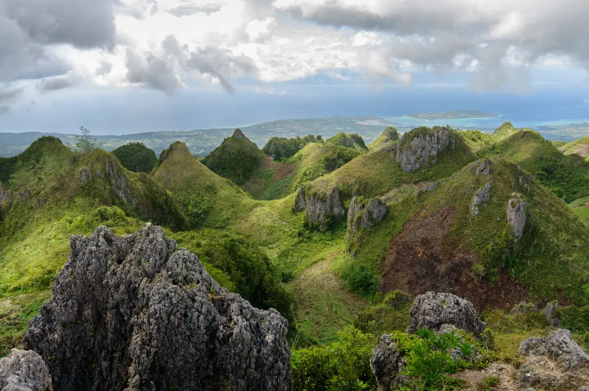 Colinas calizas cubiertas de verde vistas desde Osmeña Peak bajo un cielo nublado