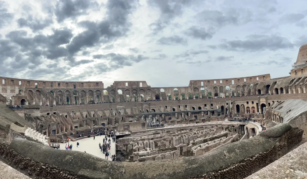 Vista panorámica del interior del Coliseo con la arena y las gradas