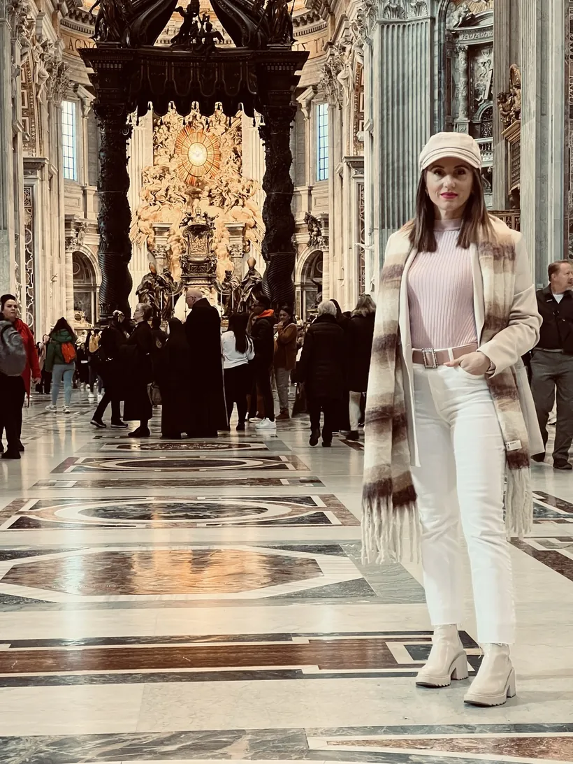 Cristina dentro de la basílica de San Pedro