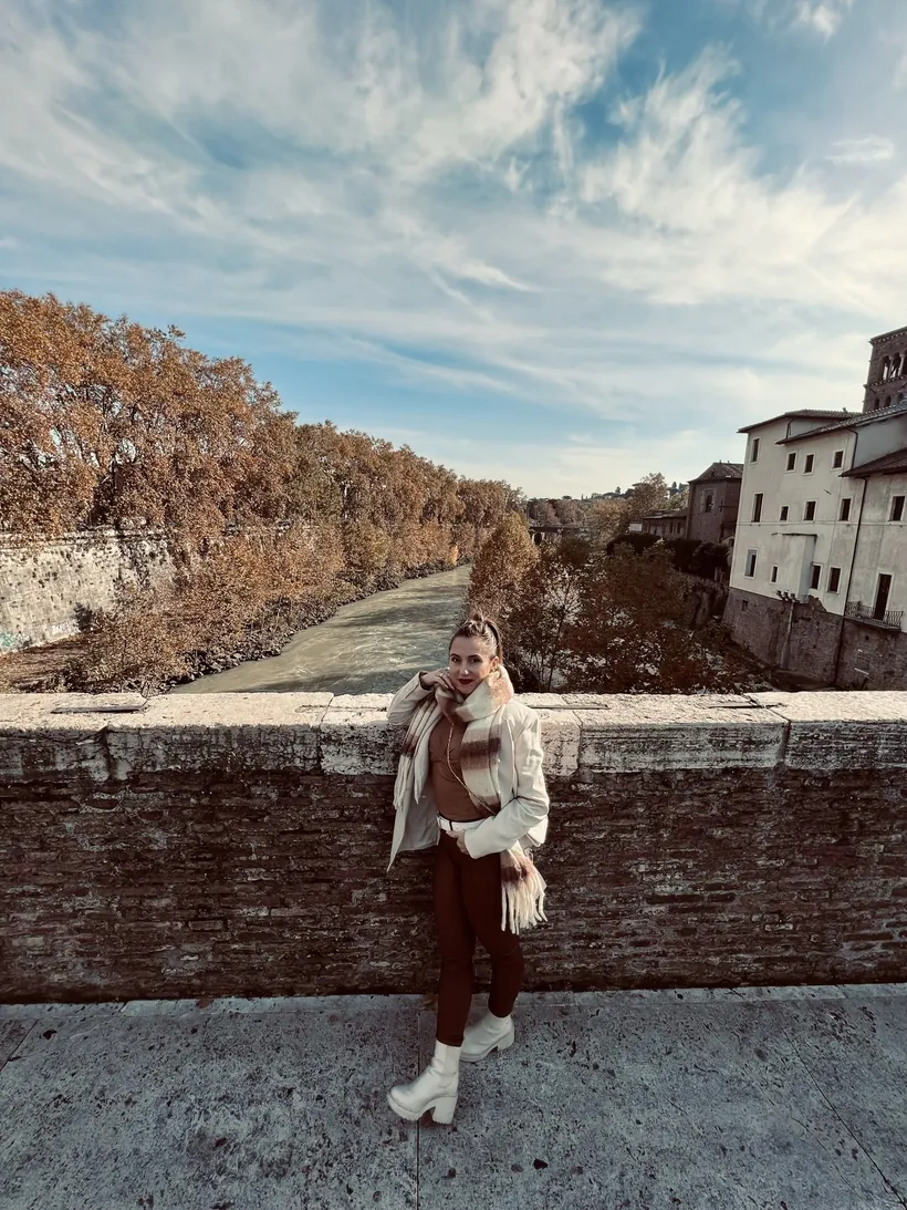 Cristina paseando junto al río Tíber