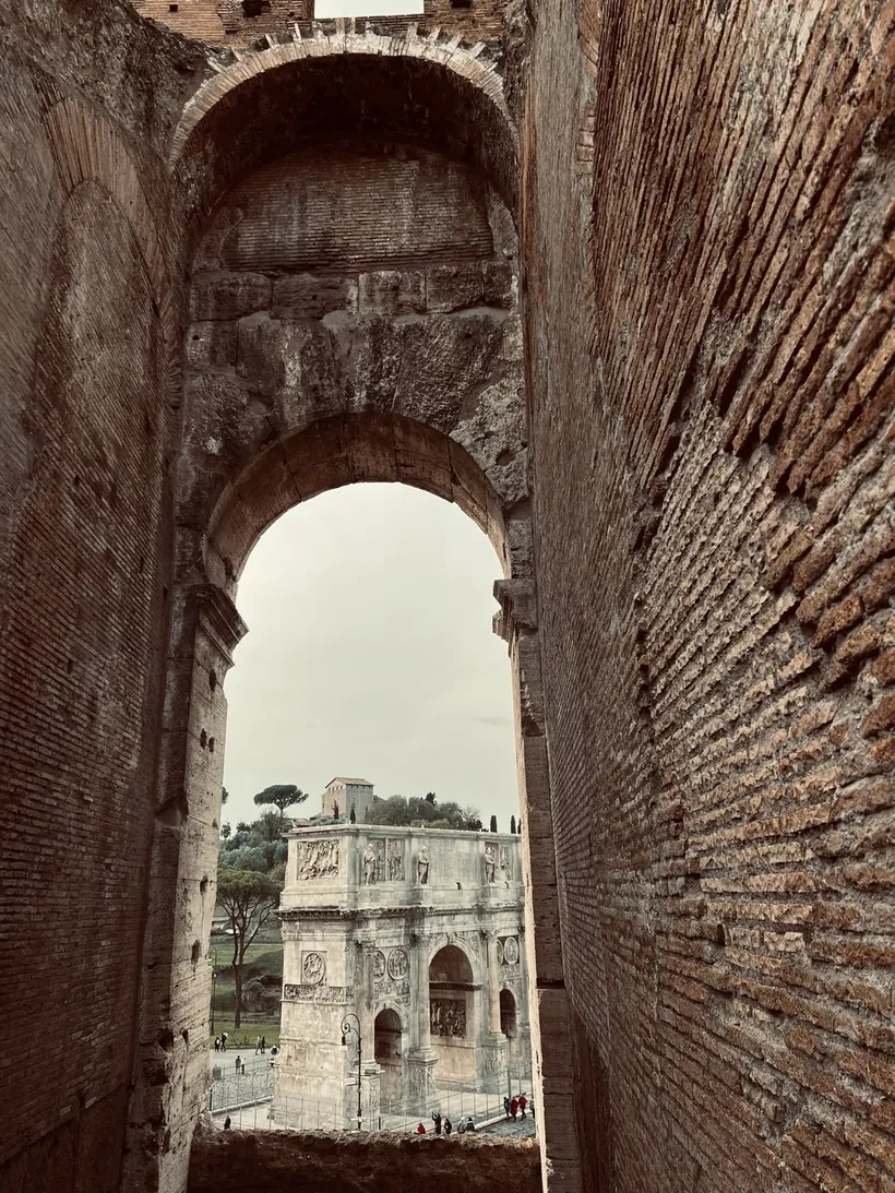 Ruinas del Foro Romano vistas a través de un arco de ladrillo