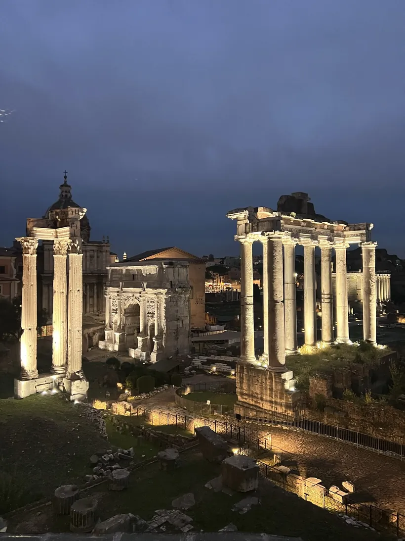 Templos del Foro Romano iluminados de noche desde el Campidoglio