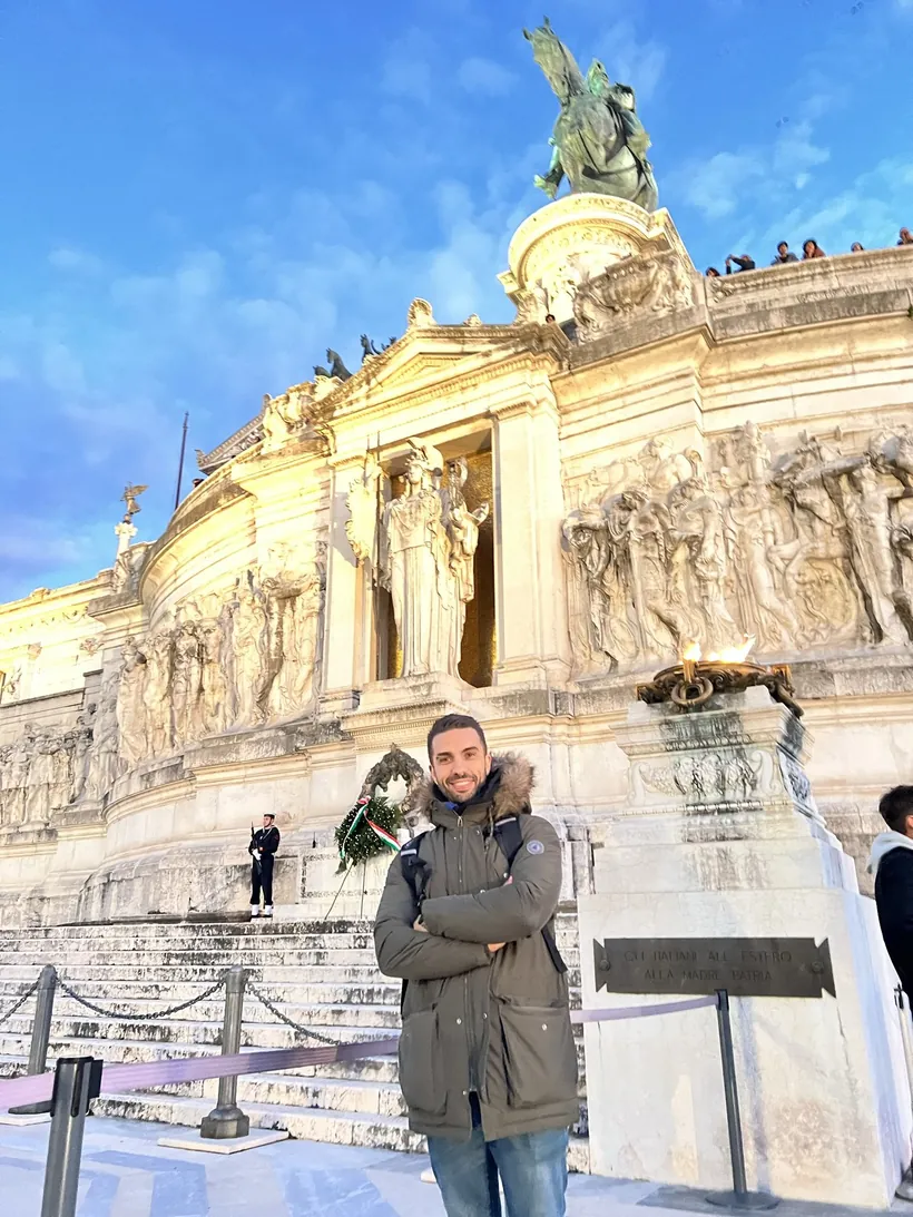 Juan frente al monumento a Vittorio Emanuele II