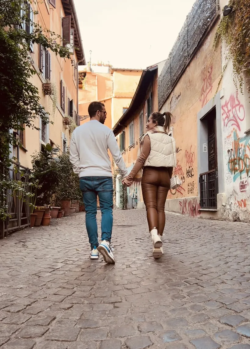 Cristina y Juan de la mano por una calle de Trastevere