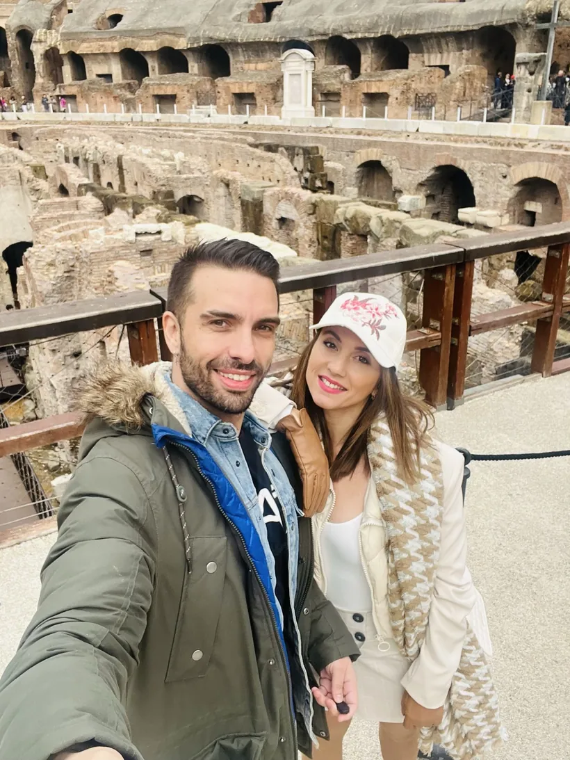 Cristina y Juan dentro del Coliseo, con las gradas detrás