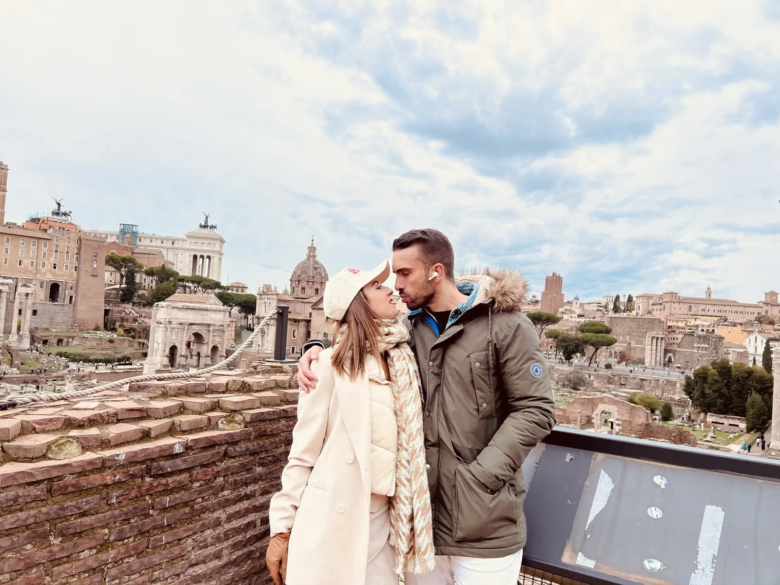 Cristina y Juan sonrientes con las ruinas del Foro Romano al fondo