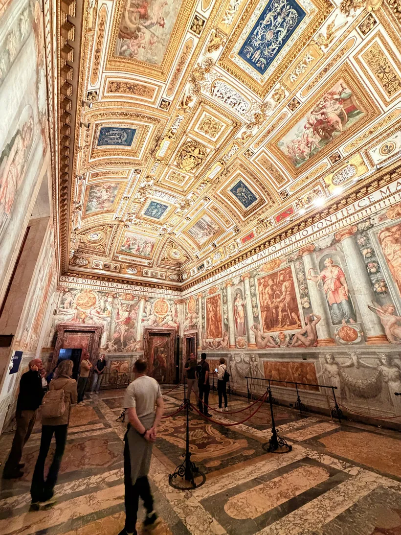 Sala de Castel Sant’Angelo con paredes y techo pintados