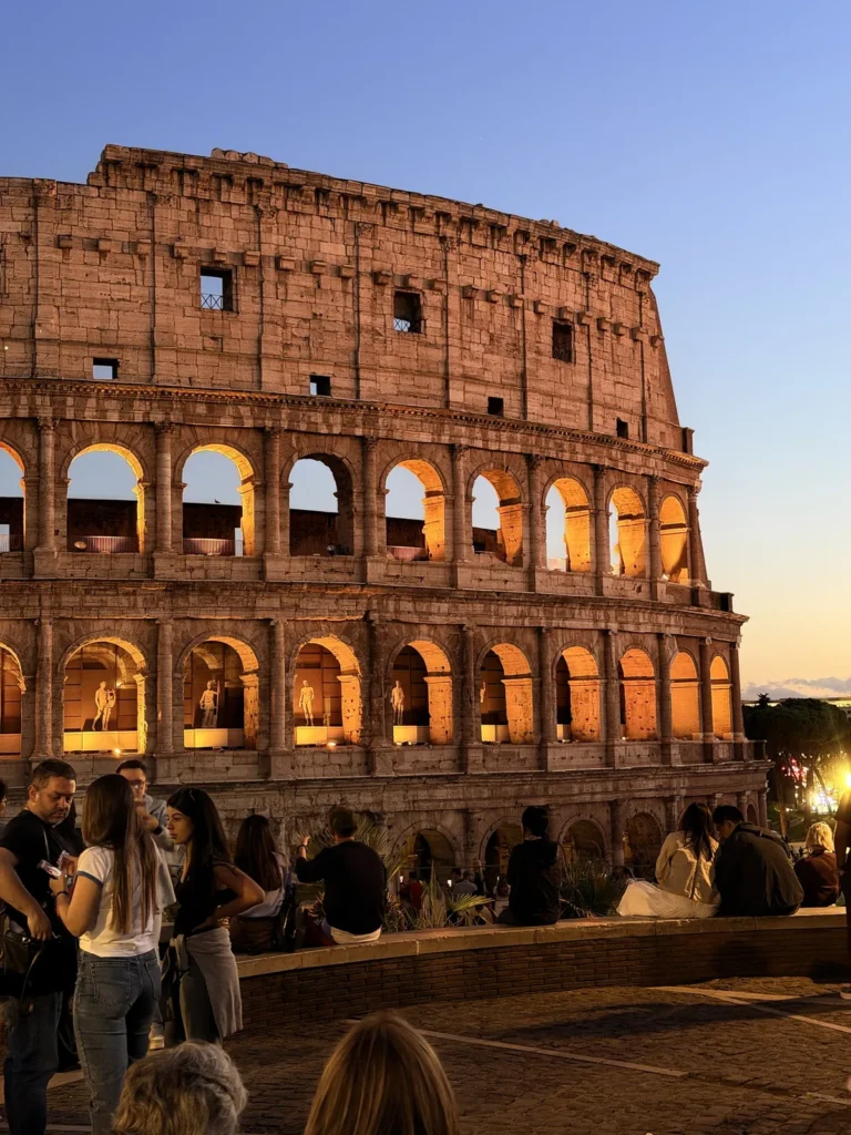 El Coliseo iluminado al anochecer
