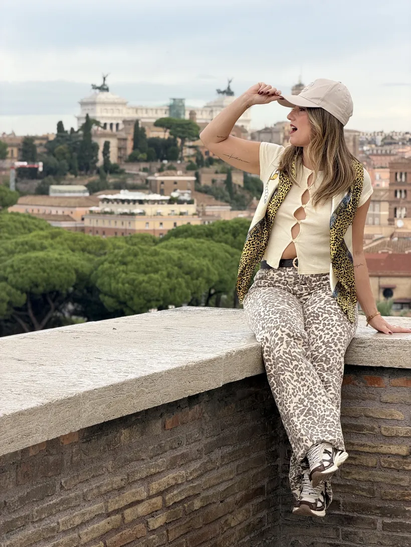 Cristina en el mirador del Jardín de los Naranjos con los tejados de Roma al fondo