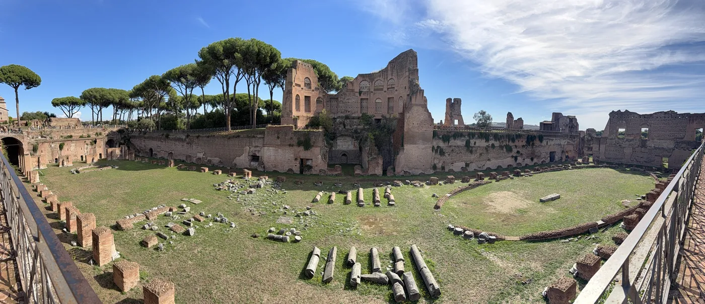 Panorámica del estadio del Palatino y los restos que lo rodean