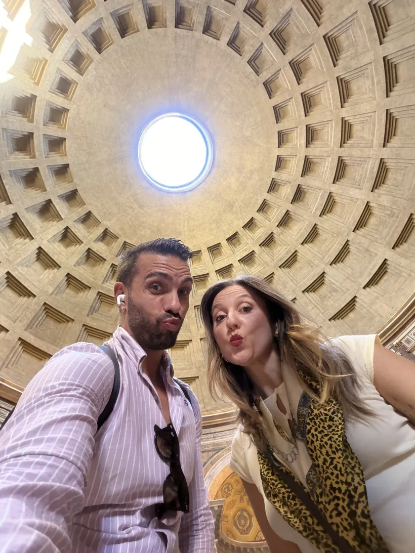 Cristina y Juan bajo la cúpula del Panteón y su óculo