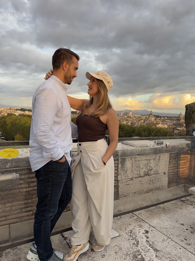 Cristina y Juan en la terraza de Castel Sant’Angelo al atardecer